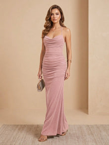 Vestido pegado con espalda descubierta