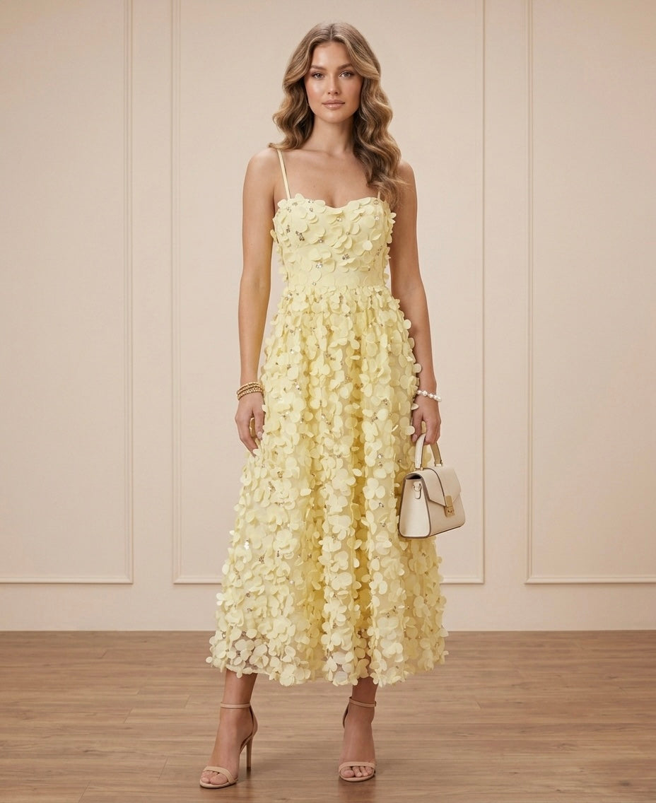 Vestido con aplicaciones de pétalos y brillos